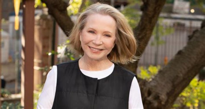 How tall is Debra Jo Rupp
