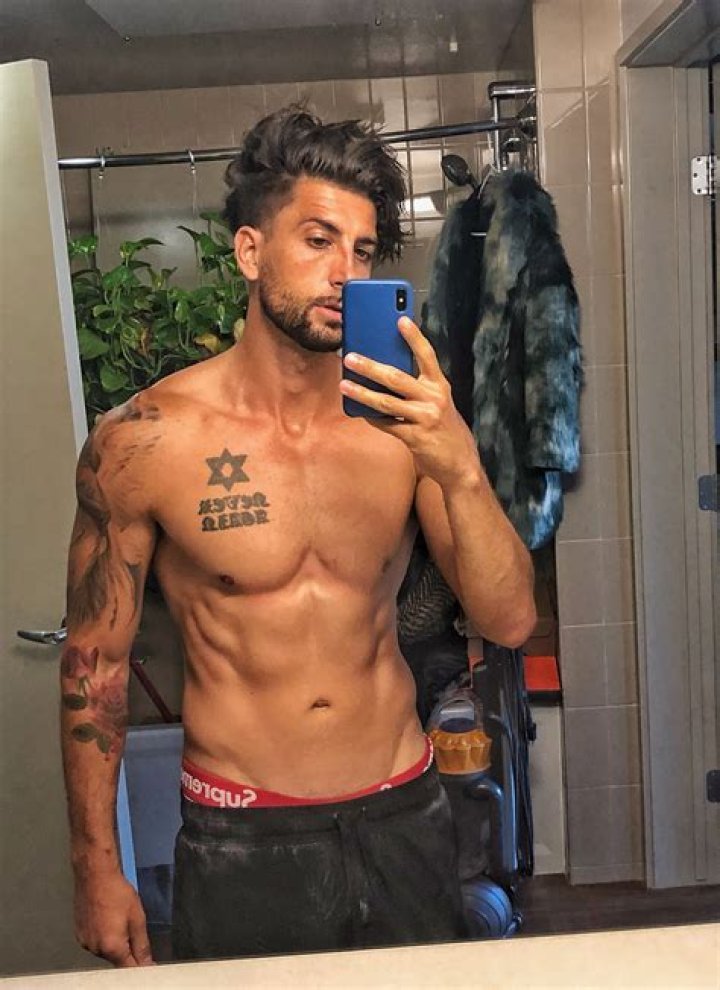 How tall is Jesse Wellens