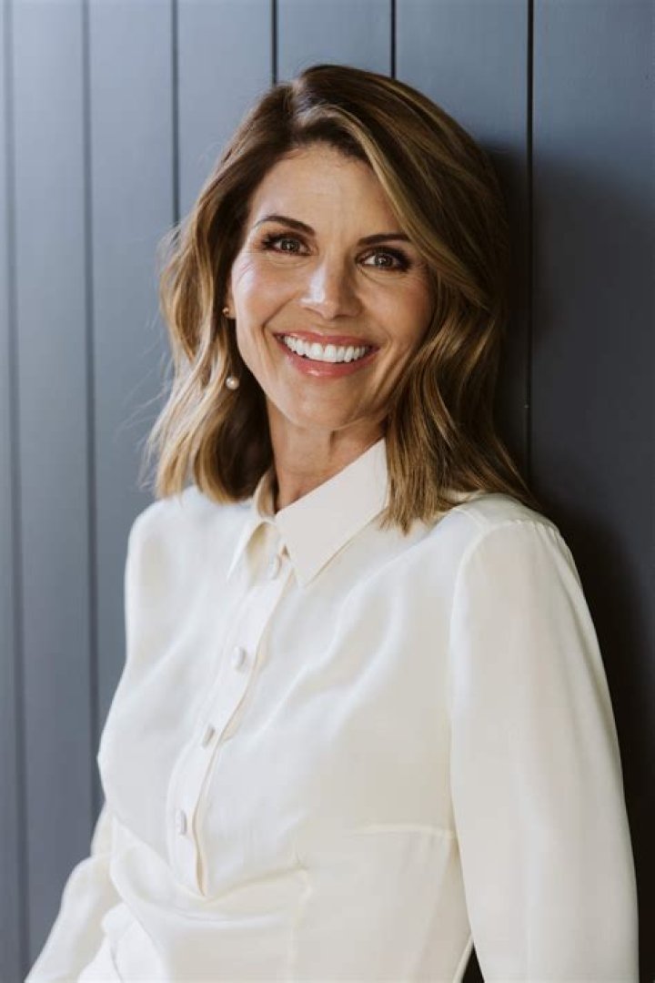 How tall is Lori Loughlin