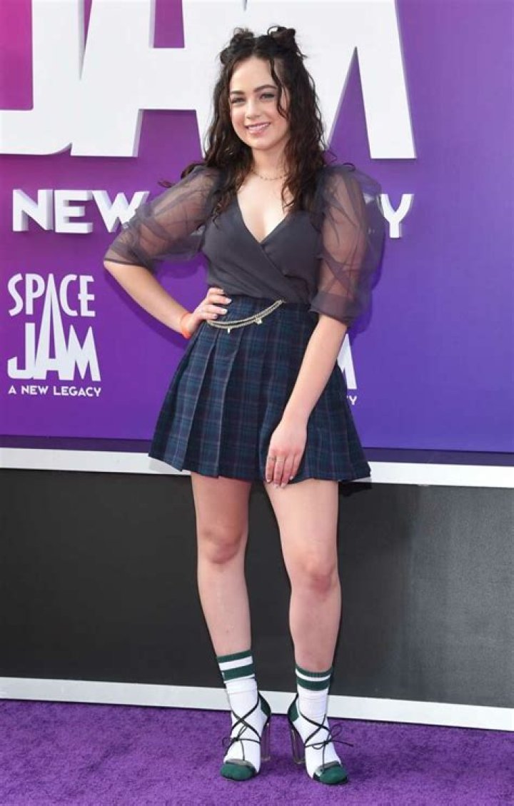 How tall is Mary Mouser