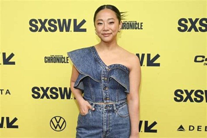 How tall is Stephanie Hsu