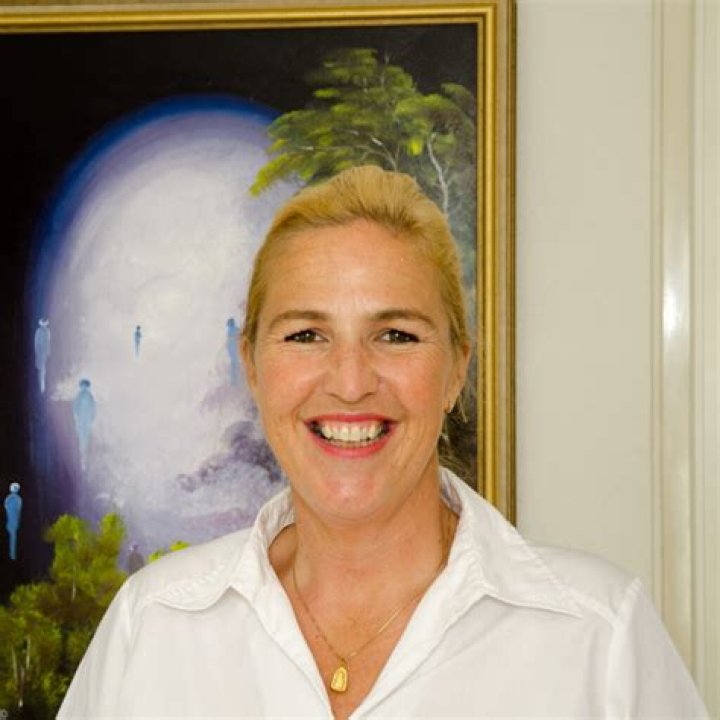 Who is Jacqueline de Vries? Wiki, Biography & Facts About Peter R. de Vries's Wife